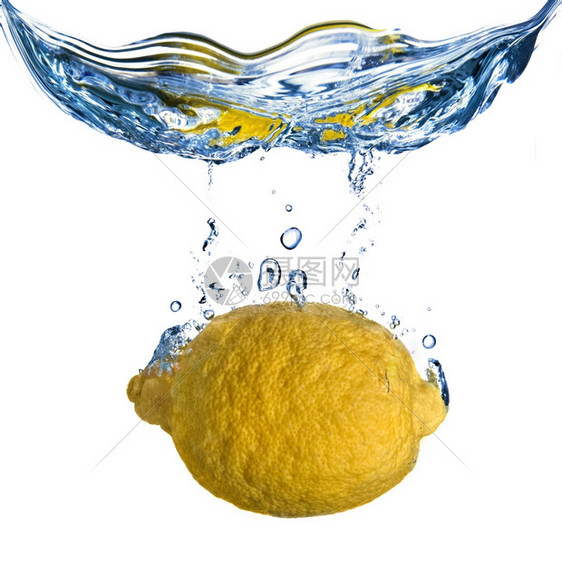 新鲜柠檬掉入水中白色的泡被隔绝图片