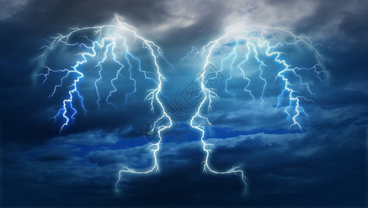 由两枚电闪击组成的一电动会议和团队想法其形状是人头在暴风云的夜空上照亮作为一种智能伙伴关系图片