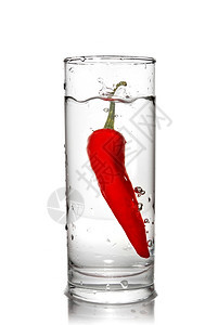 红辣椒投入水玻璃中并带有泡图片