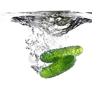 绿黄瓜掉入水中图片