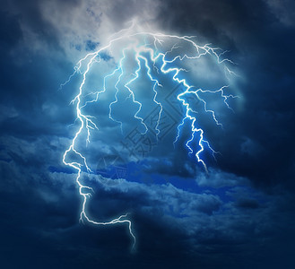 以电闪击人头形的强大智能在暴风云的夜空上照亮图片