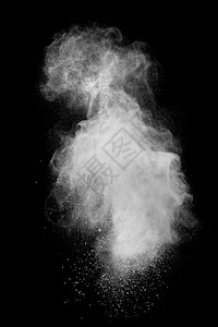 在黑色背景上隔离的白粉爆炸图片