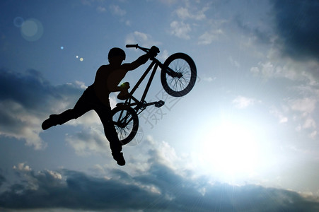 骑自行车在空气中跳跃的男孩高清图片