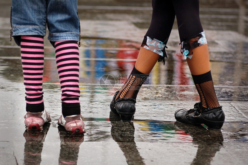 湿鞋站在雨下