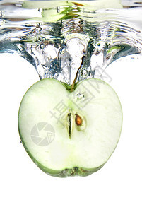 绿苹果掉入水中的喷洒图片
