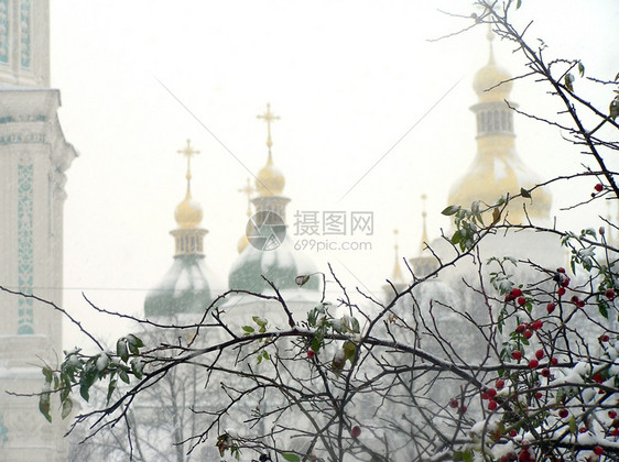 雪中教堂图片