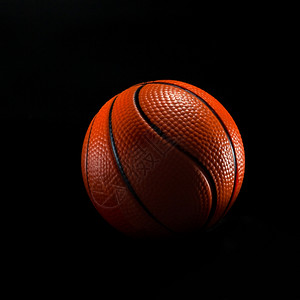 黑色背景上孤立的篮球图片