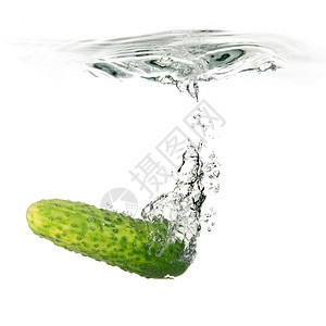 绿黄瓜掉入水中图片