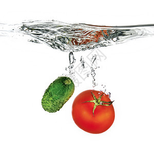 红西番茄和绿黄瓜掉入水中图片