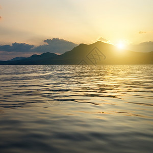 日落时有海和山图片