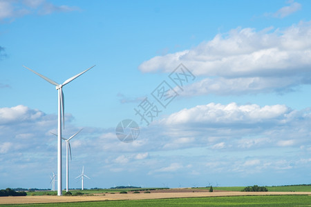 蓝色天空下的夏季风力发电机涡轮图片