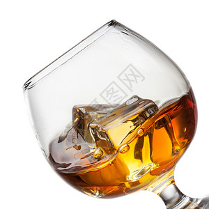 白色背景上玻璃中冰块威士忌图片