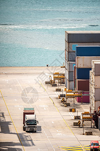 与卡车和船一起为全球商业进出口背景在TsingyHongK港口从事货运和工作图片