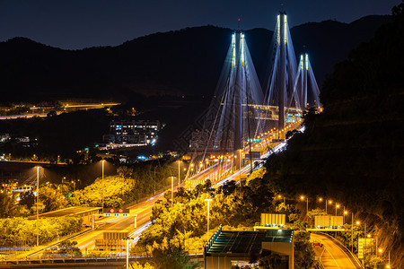 山桥标志在洪公县的日落和亮光照明图片