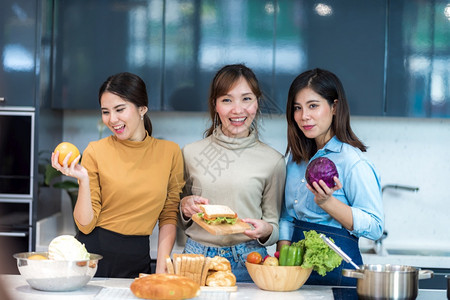 年轻女孩在家做饭图片