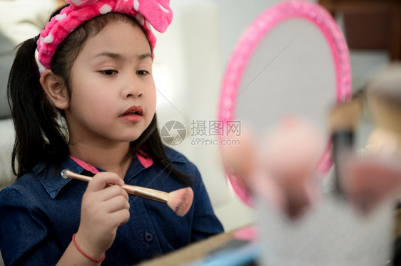 一个亚洲女孩在学习图片
