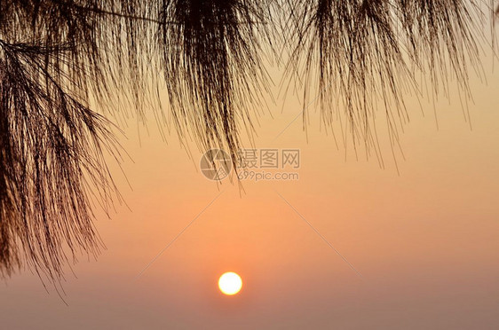 黄红梯度颜色的海面下日出日落图片