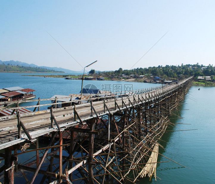 位于Sangkhlburi的一个水库上方木桥图片