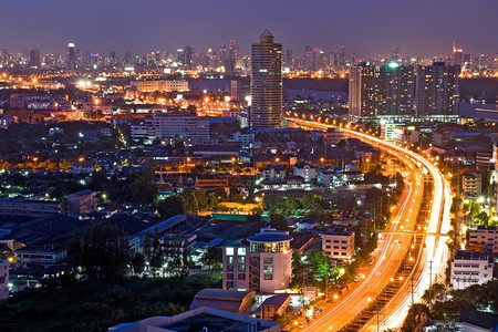 高速公路通向城市最高风景图片