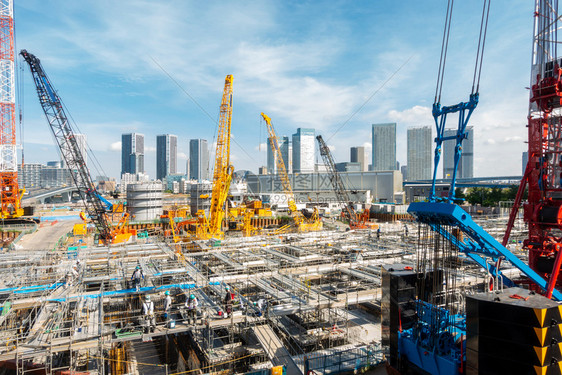 日本东京大型建筑工地起重机图片