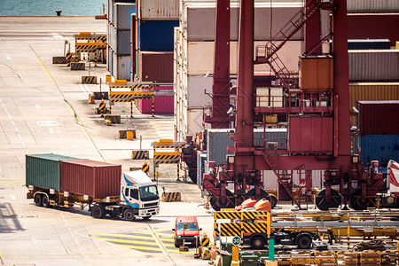 与卡车和船一起为全球商业进出口背景在TsingyHongK港口从事货运和工作图片