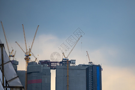 有起重机的摩天大楼建筑工地图片