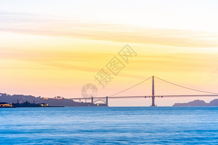 美日丽金门桥和南弗朗西斯科湾风景在北加里弗尼亚西太平洋海岸南弗朗斯科美国划时代旅行目的地城市景色概念图片