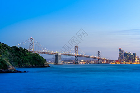 北加州湾桥和南弗朗西斯科湾风景的美丽日落太平洋西海岸南弗朗斯科州划时代旅行目的地城市景色概念图片