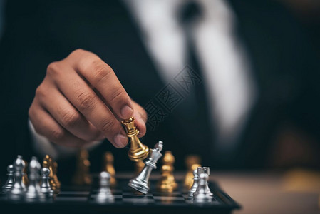击败白黑棋板上的银王象来挑战商业比赛获胜者和失败的概念选择图片