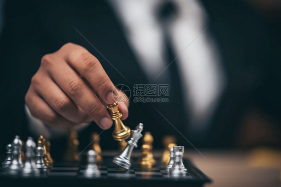 击败白黑棋板上的银王象来挑战商业比赛获胜者和失败的概念选择图片