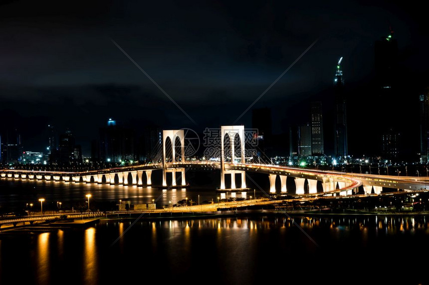 夜里在马考的卡桥上图片