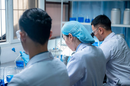 科学和医生分析和将样品丢入玻璃器械在dna结构创新和技术实验室进行含有化学液体的实验图片