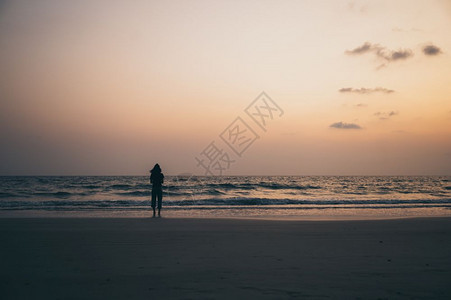 日落时孤单的人和海图片
