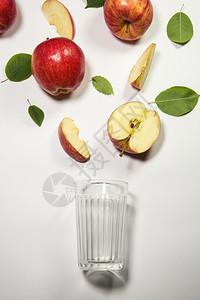 汁用苹果新鲜汁从片流到玻璃杯中图片