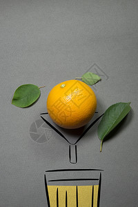新鲜橙汁流到玻璃杯中图片