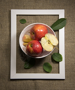 成熟的苹果放在画布板块上图片