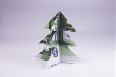 由欧元钞票制成圣诞树木纸条背景图片