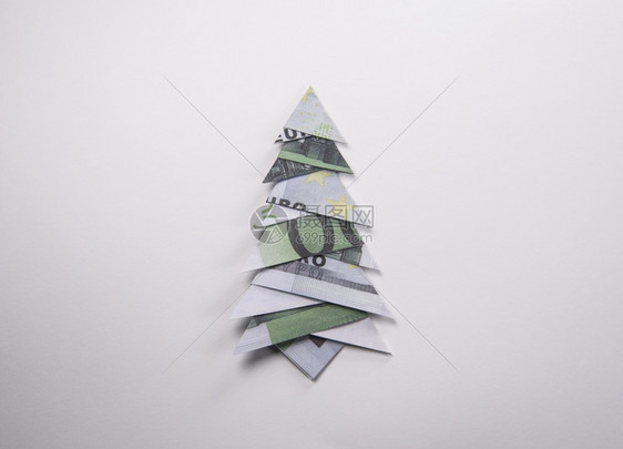 圣诞树木纸条由欧元钞票制成图片