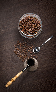 木制背景上的咖啡顶部视图咖啡豆散落图片