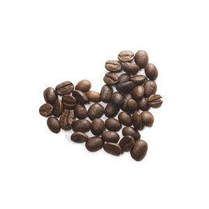 俯拍白色背景中的心形咖啡豆图片