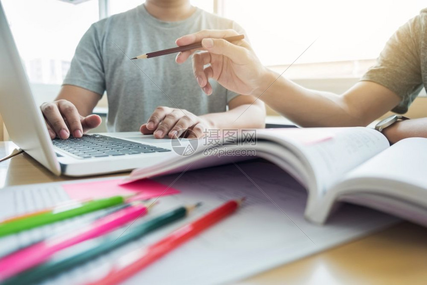 ‘~女青年教师在课堂上与成人学生一起用文件和笔记本电脑学习课程  ~’ 的图片