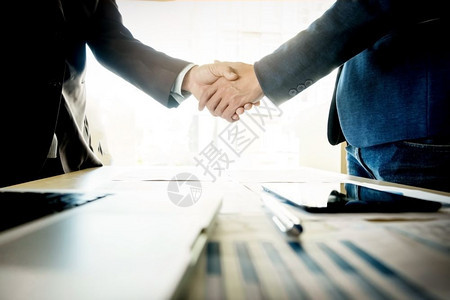 商人在会议期间握手图片