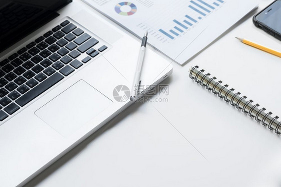 商务服台有键盘报告图表笔和白桌上的平板图片