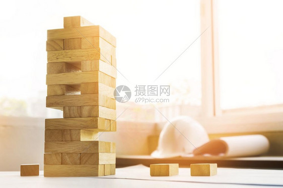 木制塔游戏有建筑工程图案在木制桌子图片