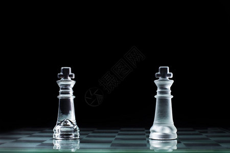 两只木象棋王站在盘上对立图片