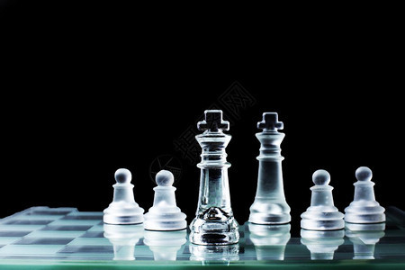 在棋盘上相互对立的象棋王图片