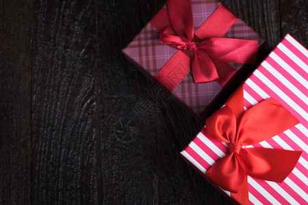圣诞节的红色礼物盒图片