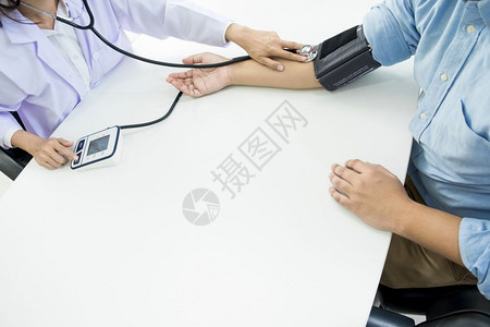 保健医院和学概念医生和病人测量血压图片