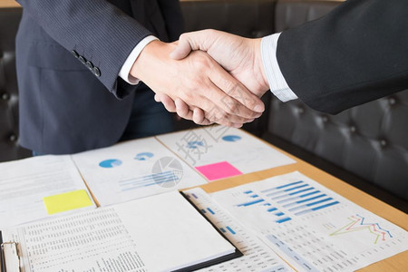 两个自信的商人在办公室开会时握手成功交易问候和伙伴概念图片