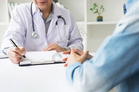 病人故意听男医生解释病人的症状或在协商中一起讨论文书工作时提出问题图片